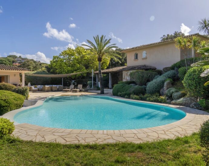 Porto-Vecchio, Domaine de Cala Rossa, 4 bedroom villa, swimming pool, walking distance to the beach