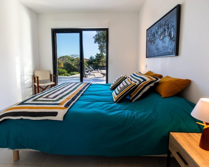 Porto Vecchio, Palombaggia, 3 bedroom villa, swimming pool, sea view and beach on foot