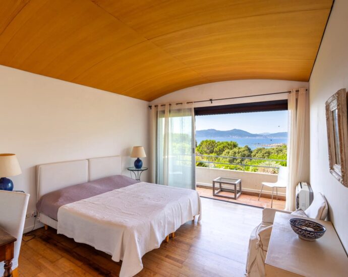 Coti-Chiavari, South Shore, 2 villas, Swimming pool, 7 bedrooms, sea view, walking distance to the beach.”