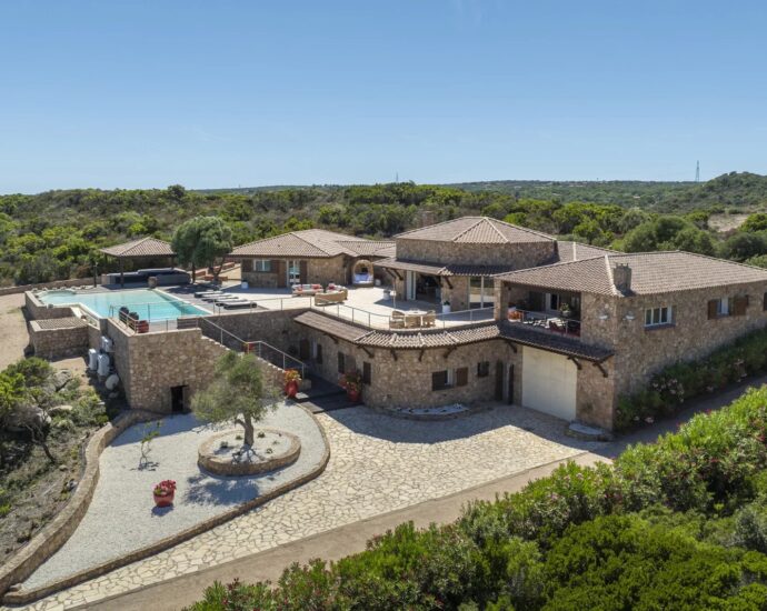 Bonifacio, Piantarella, 6-Bedroom Villa with Pool and Sea View, Beach Within Walking Distance