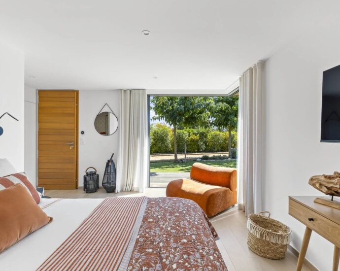 Pinarello, domaine sécurisé, villa 4 chambres, piscine, vue dégagée sur le maquis, plage à pied