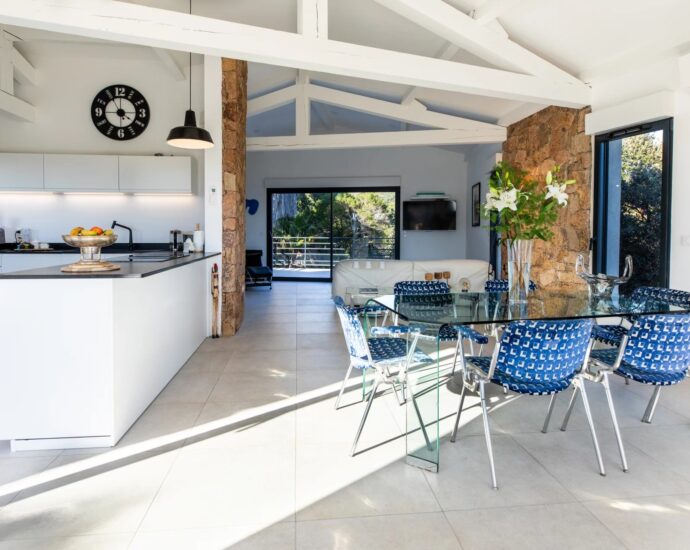 Porto Vecchio, Palombaggia, 3 bedroom villa, swimming pool, sea view and beach on foot