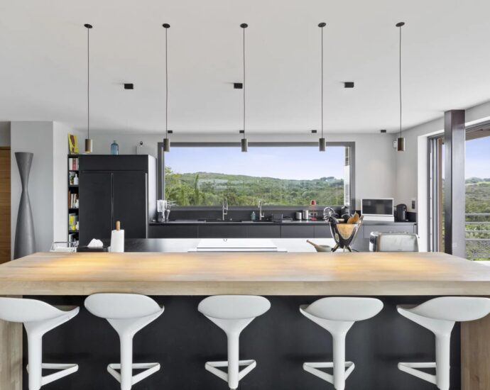 Bonifacio, Villa 5 chambres, piscine chauffée, practice de golf, vue montagne panoramique, proche plages