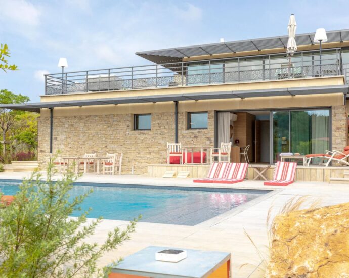 Bonifacio, 5-Bedroom Villa with Heated Pool, Golf Practice Area, Panoramic Mountain Views, Close to Beaches