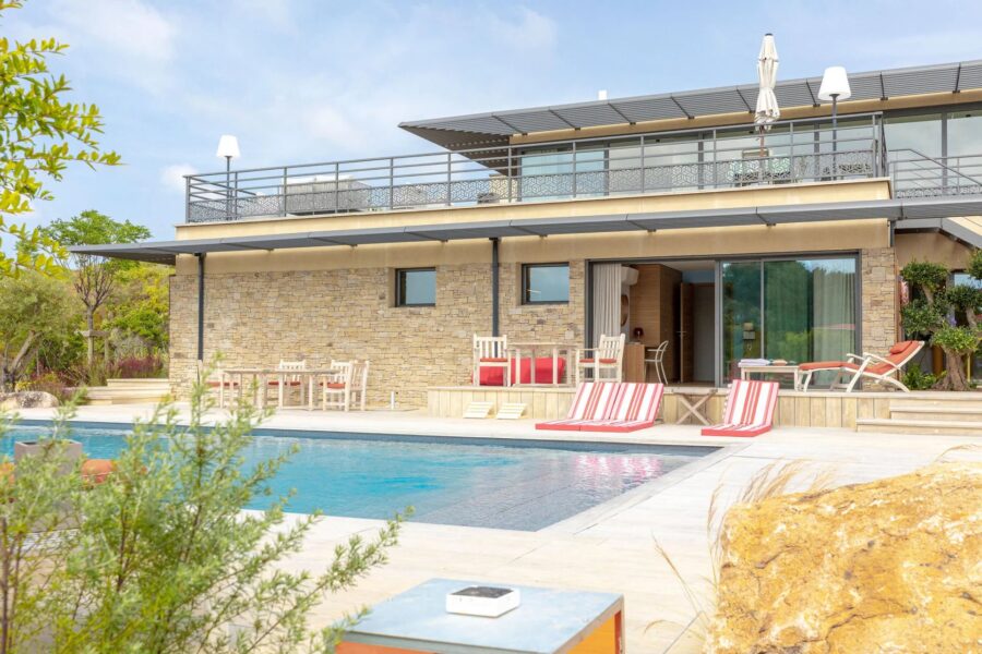 Bonifacio, Villa 5 chambres, piscine chauffée, practice de golf, vue montagne panoramique, proche plages