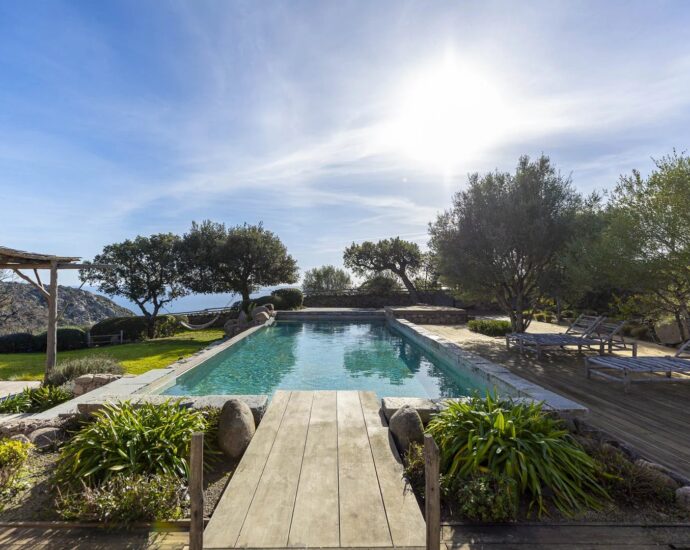 Porto-Vecchio, Palombaggia, Villa d&rsquo;architecte en pierre, vue mer panoramique, 4 chambres, piscine, proche plage