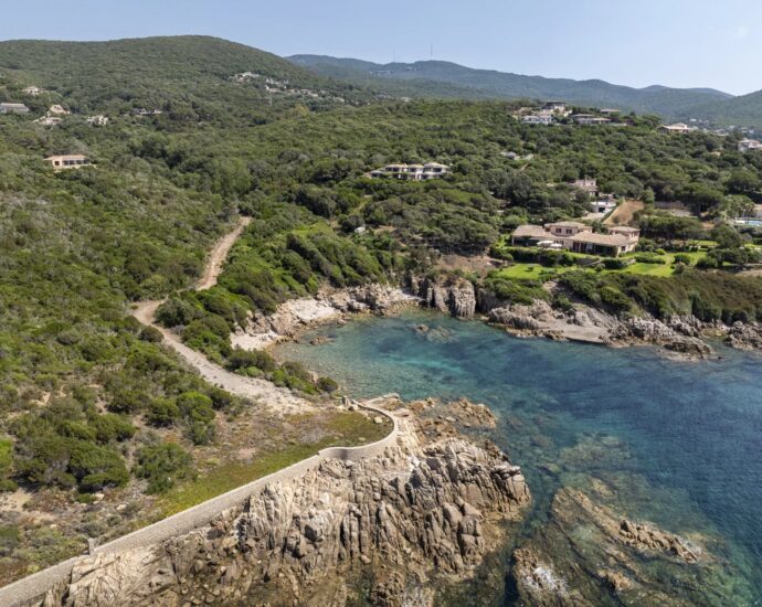 Coti-Chiavari, South Shore, 2 villas, Swimming pool, 7 bedrooms, sea view, walking distance to the beach.”