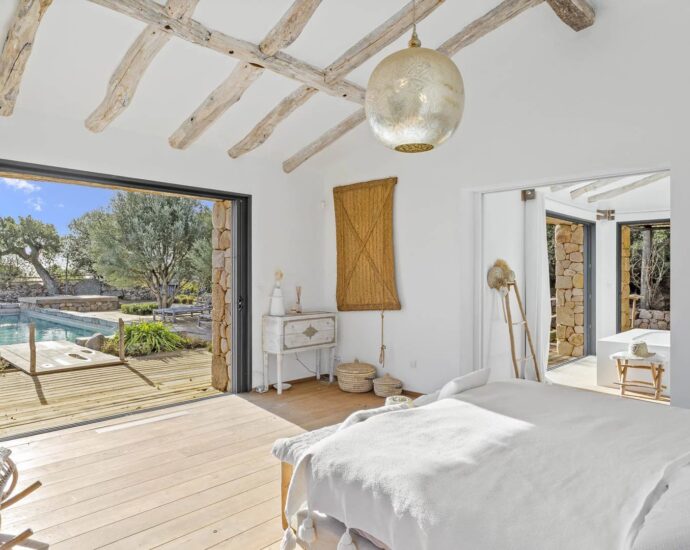 Porto-Vecchio, Palombaggia, Villa d&rsquo;architecte en pierre, vue mer panoramique, 4 chambres, piscine, proche plage