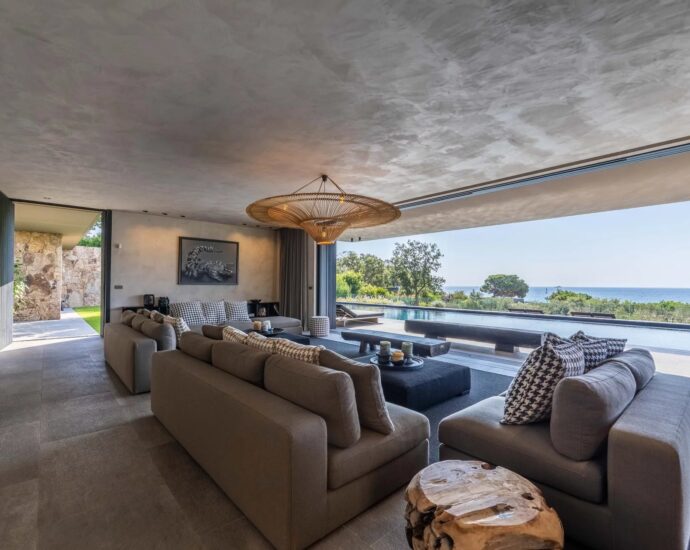 Caramontino, 6 bedrooms, pool, in front of the beach