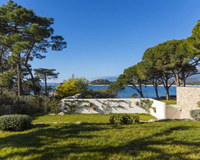 Porto-Vecchio, Domaine de Cala Rossa, villa pied dans l’eau, vue mer panoramique, 5 chambres, plage à pied