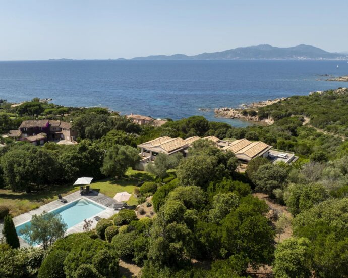 Coti-Chiavari, South Shore, 2 villas, Swimming pool, 7 bedrooms, sea view, walking distance to the beach.”