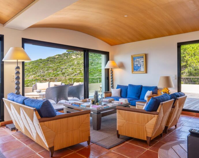 Coti-Chiavari, South Shore, 2 villas, Swimming pool, 7 bedrooms, sea view, walking distance to the beach.”