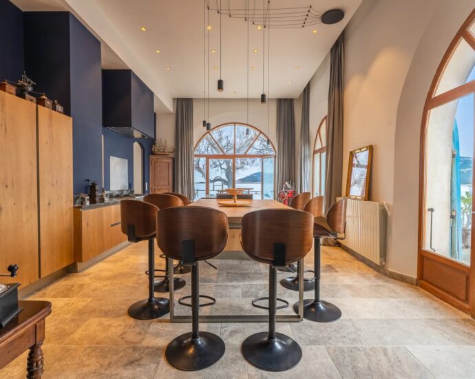 Galeria, Domaine privé, Villa pied dans l&rsquo;eau, 8 chambres, vue mer panoramique, piscine chauffée, proche de Calvi