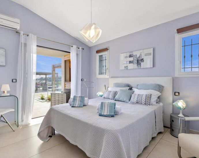 Porto vecchio, Palombaggia, villa 5 bedrooms, sea view, pool and nearby the beach,