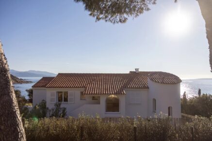 Sagone, Villa pieds dans l&rsquo;eau, 6 chambres, vue mer panoramique, accès plage à pied