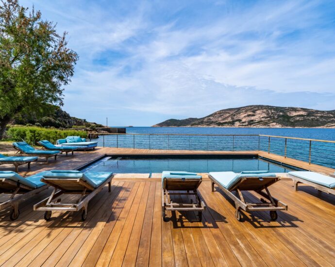 Galeria, Domaine privé, Villa pied dans l&rsquo;eau, 8 chambres, vue mer panoramique, piscine chauffée, proche de Calvi