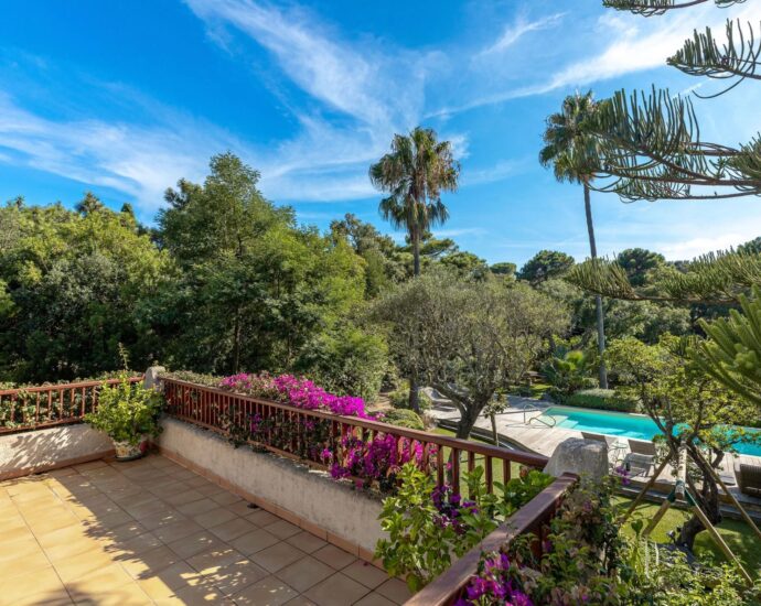 Porto Vecchio, Domaine de Cala Rossa, 5 bedroom villa, swimming pool, walking distance to the beach