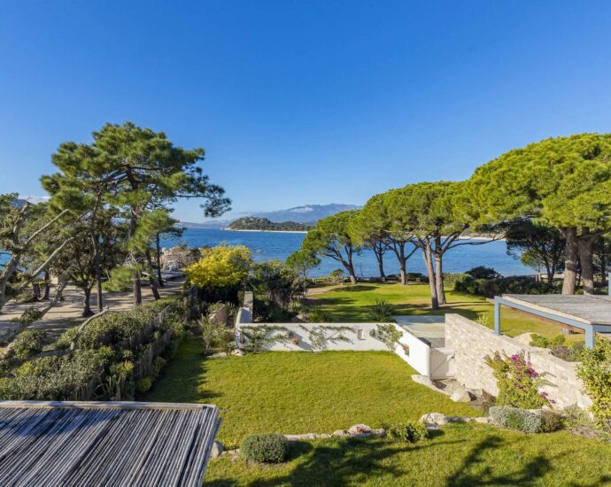 Porto-Vecchio, Domaine de Cala Rossa, villa pied dans l’eau, vue mer panoramique, 5 chambres, plage à pied