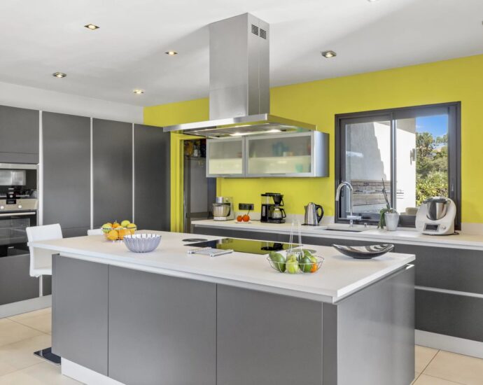 Porto vecchio, Palombaggia, villa 5 bedrooms, sea view, pool and nearby the beach,