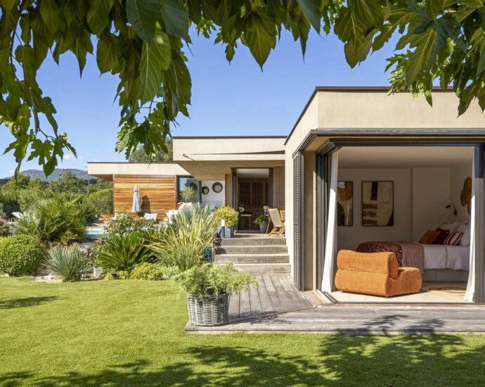 Pinarello, domaine sécurisé, villa 4 chambres, piscine, vue dégagée sur le maquis, plage à pied