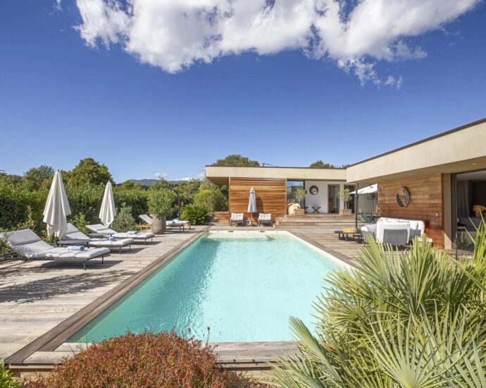 Pinarello, domaine sécurisé, villa 4 chambres, piscine, vue dégagée sur le maquis, plage à pied