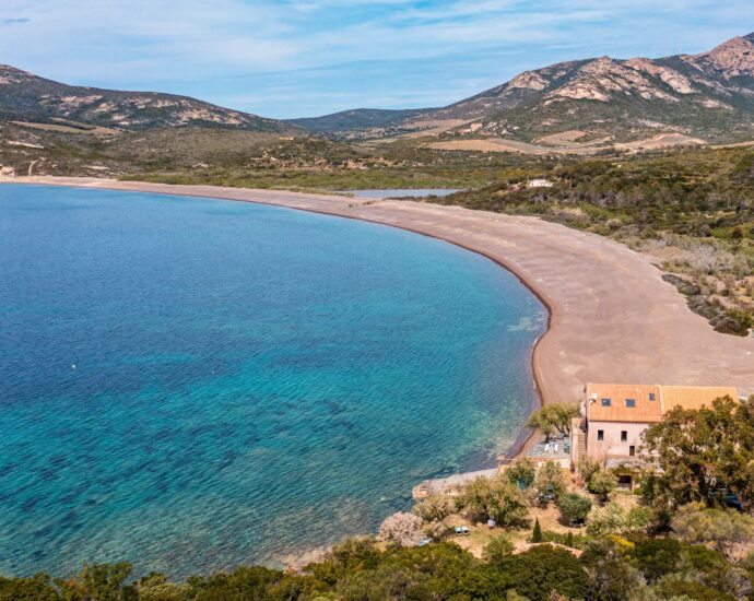 Galeria, Domaine privé, Villa pied dans l&rsquo;eau, 8 chambres, vue mer panoramique, piscine chauffée, proche de Calvi