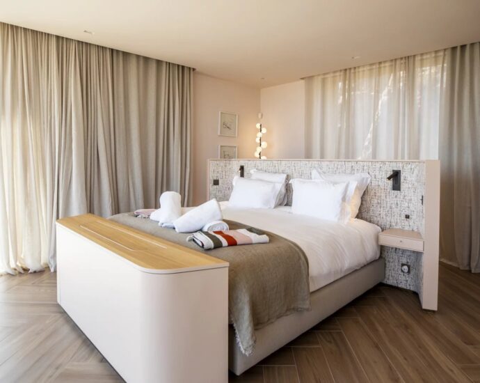 Sainte Lucie de Porto-Vecchio, Caramontinu, Private estate, 6-bedroom villa, swimming pool, sea view