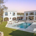 Private estate, 5-bedroom villa, swimming pool, close to the beach