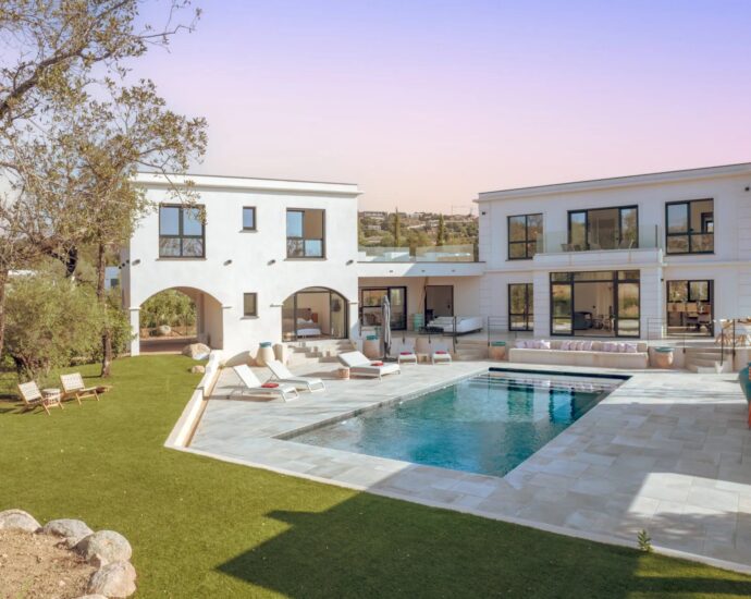 Private estate, 5-bedroom villa, swimming pool, close to the beach