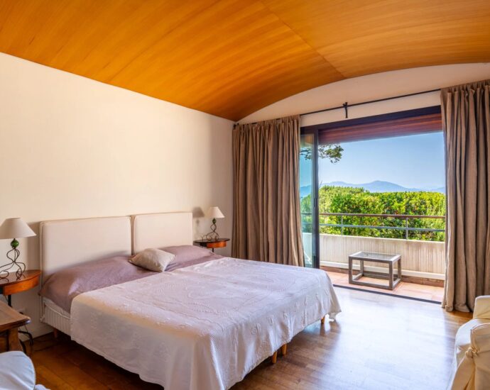 Coti-Chiavari, South Shore, 2 villas, Swimming pool, 7 bedrooms, sea view, walking distance to the beach.”