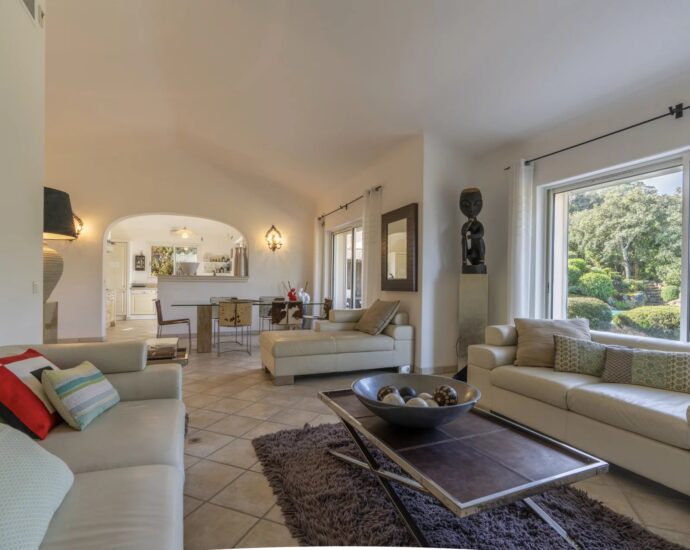 Porto-Vecchio, Domaine de Cala Rossa, 4 bedroom villa, swimming pool, walking distance to the beach