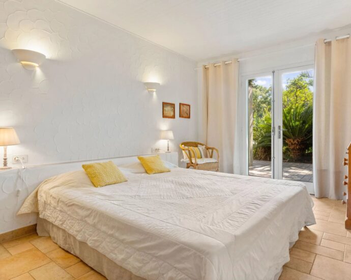 Porto Vecchio, Domaine de Cala Rossa, 5 bedroom villa, swimming pool, walking distance to the beach