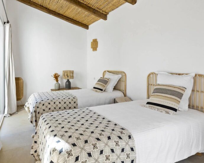 Porto-Vecchio, Domaine de Cala Rossa, villa pied dans l’eau, vue mer panoramique, 5 chambres, plage à pied