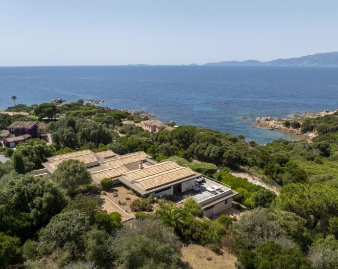 Coti-Chiavari, South Shore, 2 villas, Swimming pool, 7 bedrooms, sea view, walking distance to the beach.”