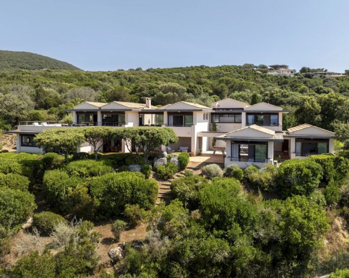 Coti-Chiavari, South Shore, 2 villas, Swimming pool, 7 bedrooms, sea view, walking distance to the beach.”