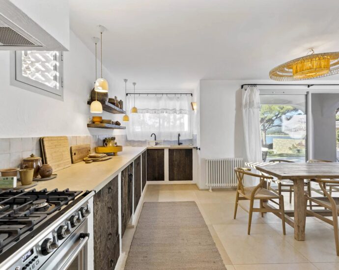 Porto-Vecchio, Domaine de Cala Rossa, villa pied dans l’eau, vue mer panoramique, 5 chambres, plage à pied