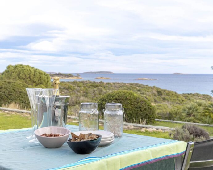 Palombaggia, villa pied dans l&rsquo;eau, 7 chambres, piscine à débordement, vue mer panoramique, plage à pied