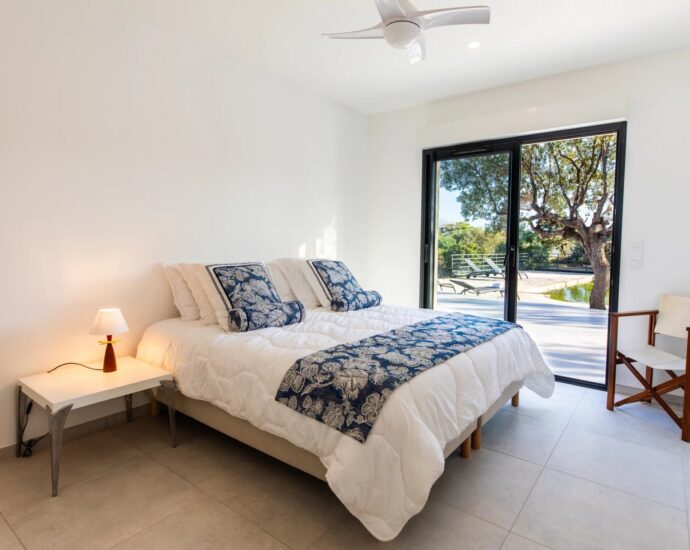 Porto Vecchio, Palombaggia, 3 bedroom villa, swimming pool, sea view and beach on foot