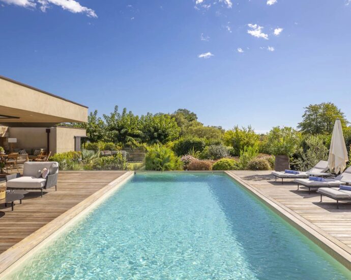 Pinarello, domaine sécurisé, villa 4 chambres, piscine, vue dégagée sur le maquis, plage à pied