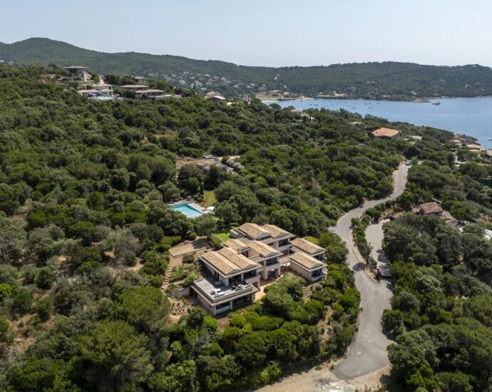 Coti-Chiavari, South Shore, 2 villas, Swimming pool, 7 bedrooms, sea view, walking distance to the beach.”