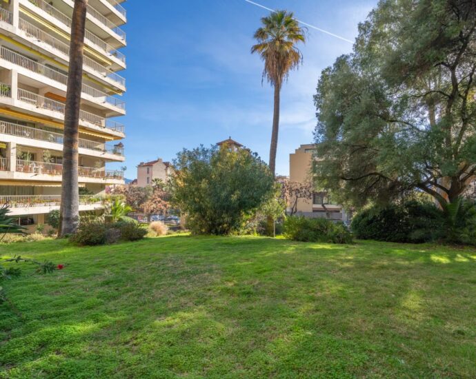 Exclusivité, Ajaccio, Appartement dans résidence privée, T2, terrasses, plage à pied