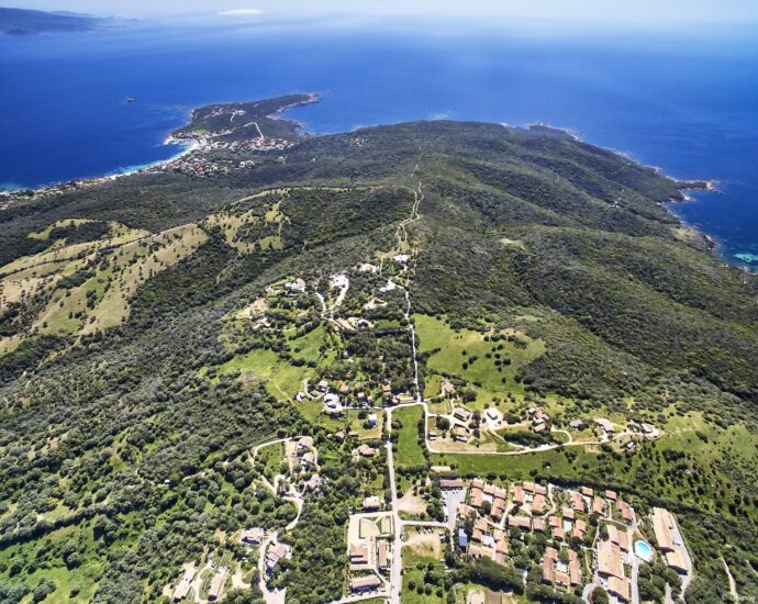 Exclusivité, Valinco, Villa d&rsquo;architecte, 7 chambres, Piscine, Vue mer panoramique, Proche plages