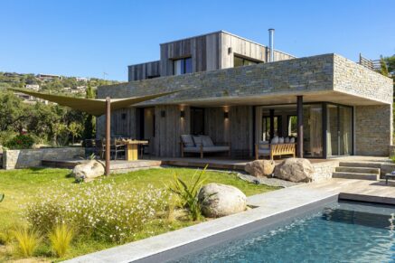 Arasu, 4-Bedroom Villa with Heated Pool, Mountain Views, Near the Beach