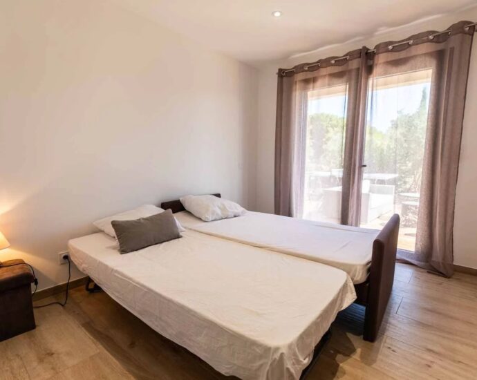 Porto-Vecchio, Villa 4 chambres, Vue panoramique mer et montagnes, piscine chauffée, proche plages