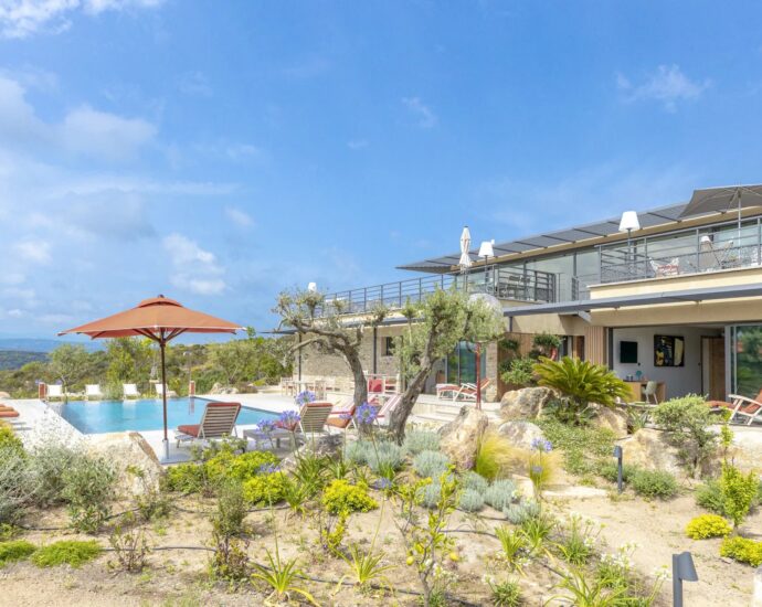 Bonifacio, Villa 5 chambres, piscine chauffée, practice de golf, vue montagne panoramique, proche plages