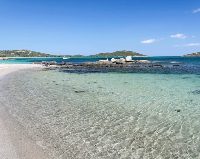 Porto-Vecchio, Palombaggia, Villa d’architecte en pierre avec dépendance, vue mer panoramique et 2 piscines, proche plages