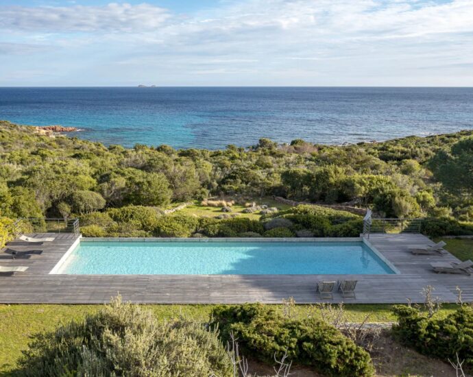 Palombaggia, villa pied dans l&rsquo;eau, 7 chambres, piscine à débordement, vue mer panoramique, plage à pied