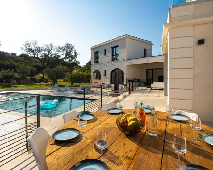 Private estate, 5-bedroom villa, swimming pool, close to the beach