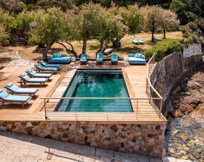 Galeria, Domaine privé, Villa pied dans l&rsquo;eau, 8 chambres, vue mer panoramique, piscine chauffée, proche de Calvi