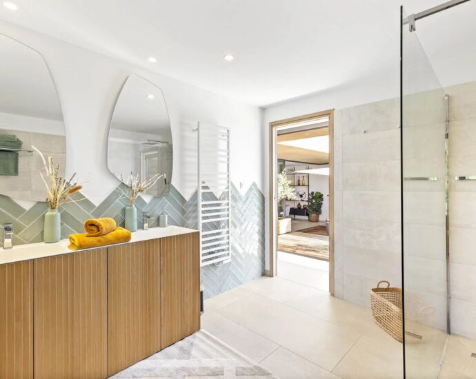 Pinarello, domaine sécurisé, villa 4 chambres, piscine, vue dégagée sur le maquis, plage à pied